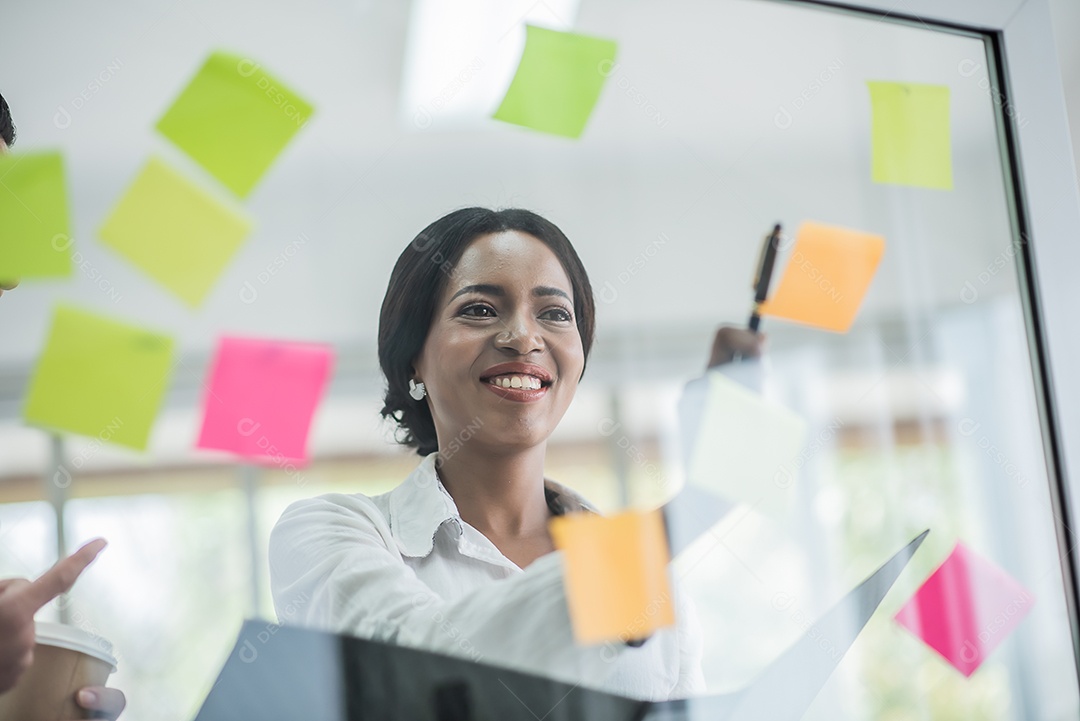 Pessoas de negócios procuram arquivo para análise de ideias e marca de planejamento