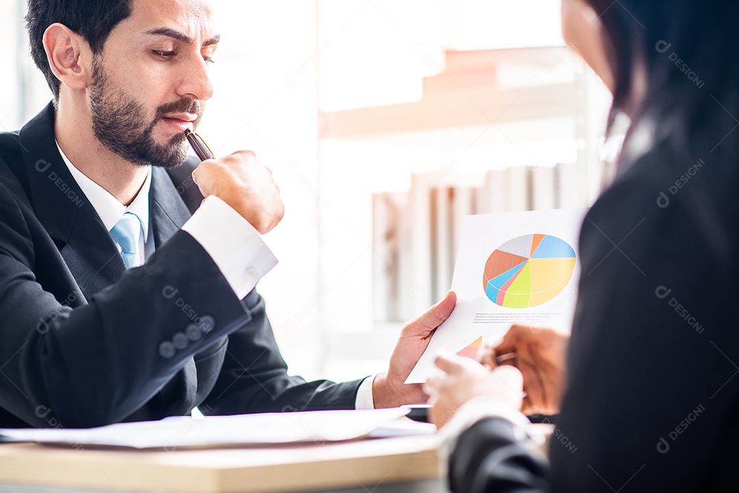 Empresário sério sobre os ganhos da empresa ou o crescimento das ações