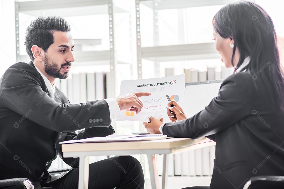Empresário fala com empresária africana ou parceira sobre ganhos da empresa