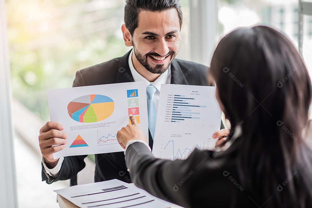 Empresário fala com uma empresária africana ou parceira