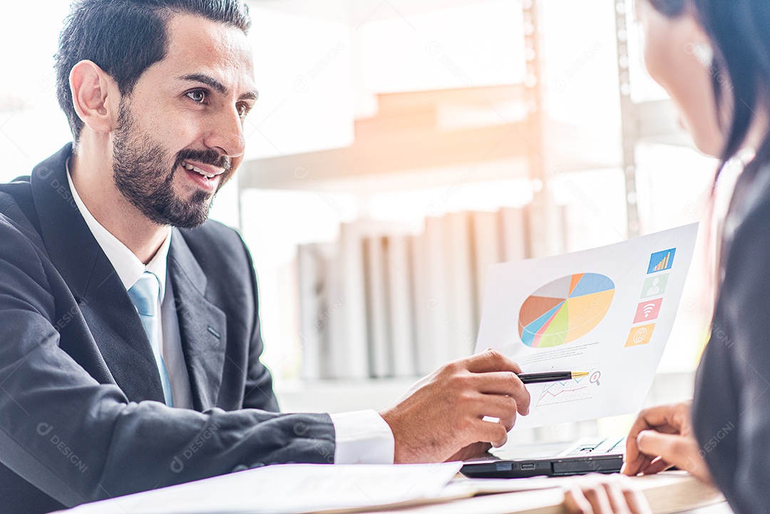 Empresário fala com uma empresária africana ou parceira