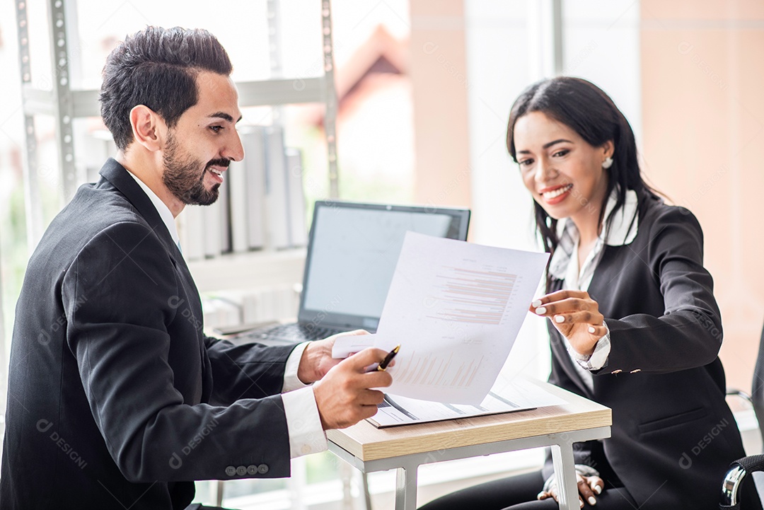 Empresário fala com uma empresária africana ou parceira