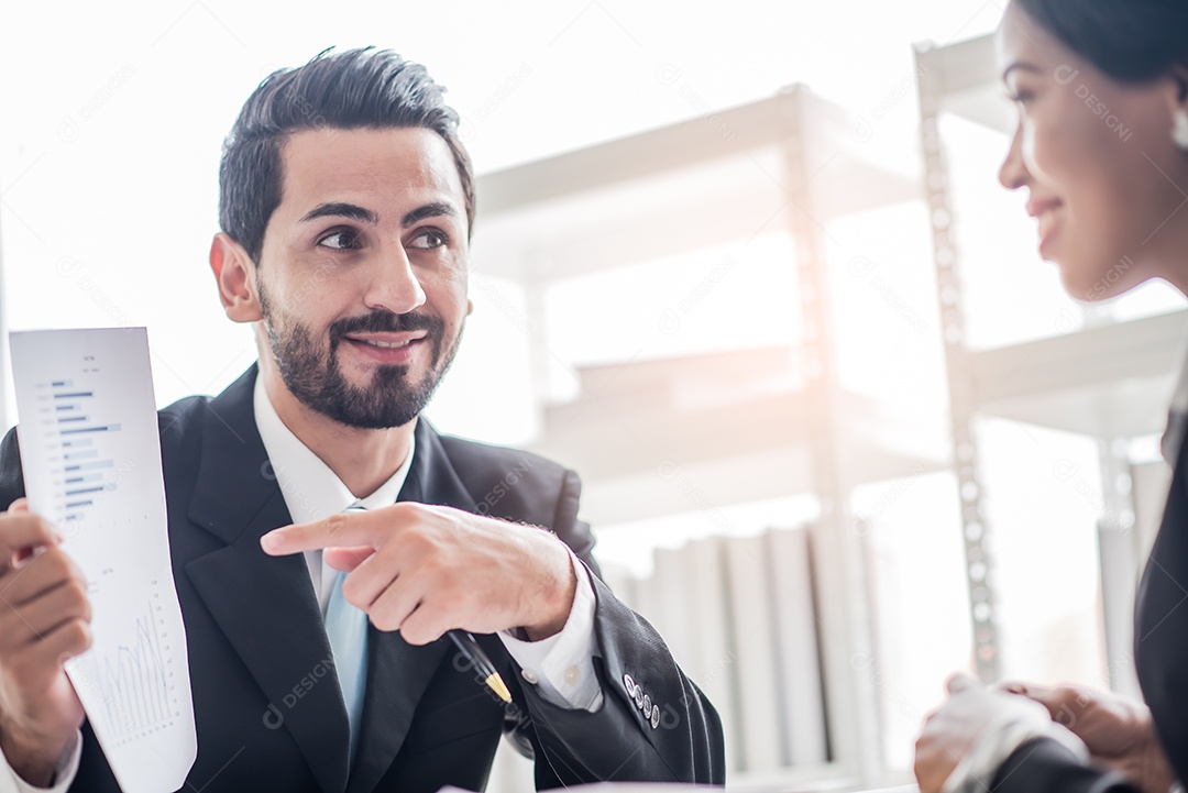 Empresário fala com uma empresária africana ou parceira