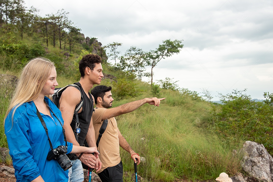 Amigo apontou o caminho até a montanha durante uma caminhada