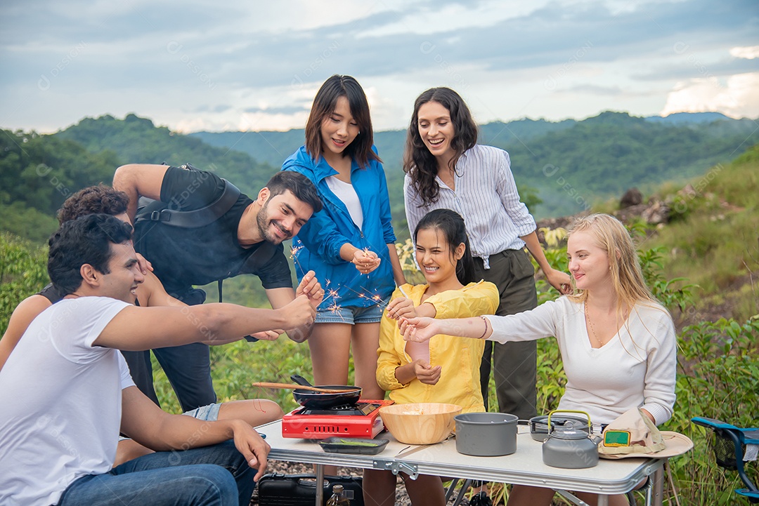Grupo de amigos alegremente jogando estrelinhas, o fundo é lindo