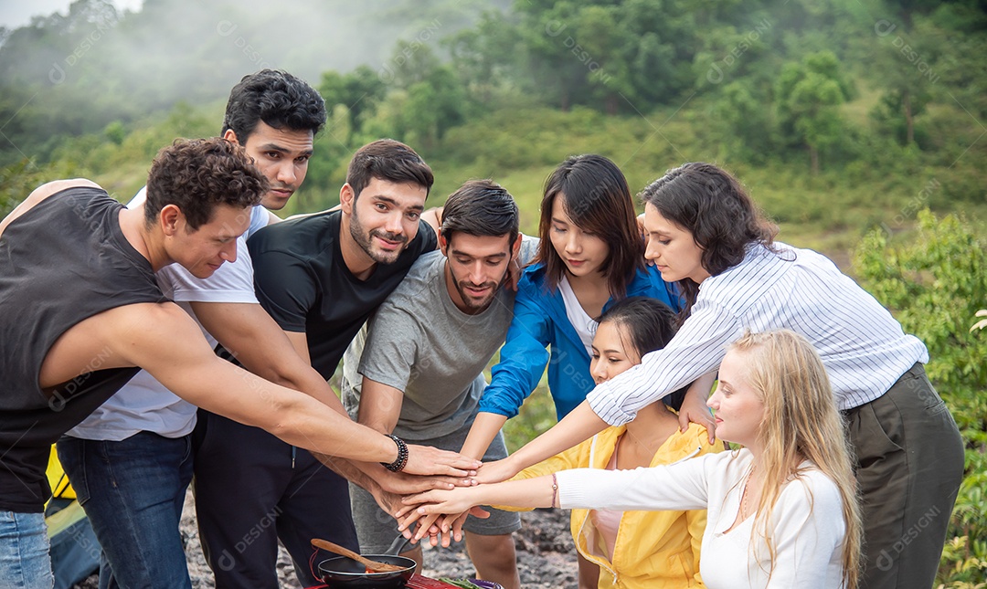 Grupo de amigos masculinos e femininos Juntando as mãos para unidade