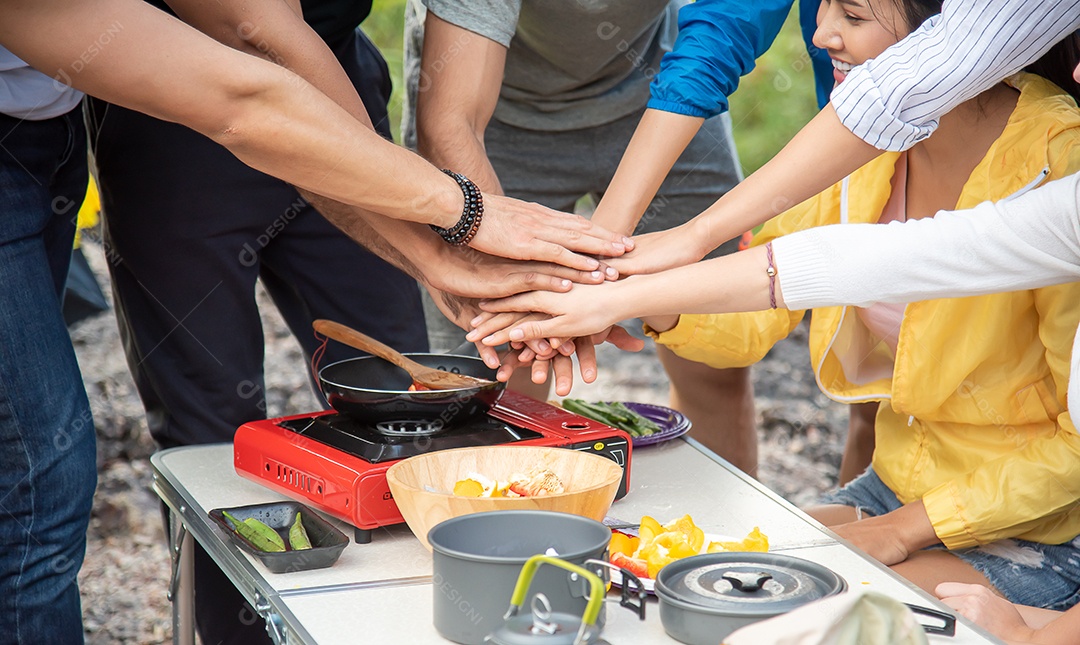 Grupo de amigos masculinos e femininos Juntando as mãos para unidade