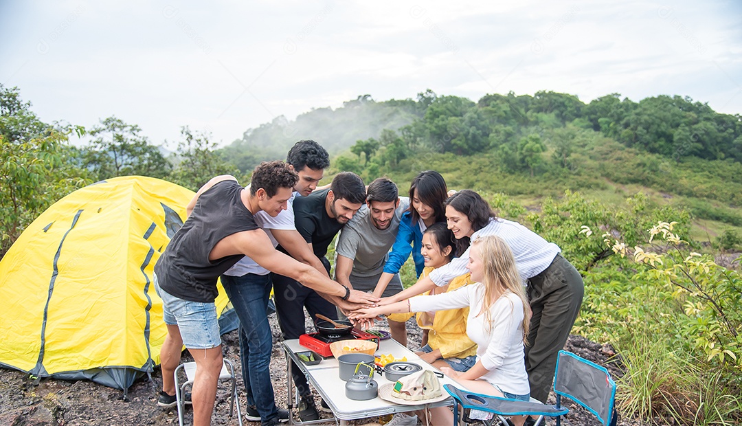 Grupo de amigos masculinos e femininos Juntando as mãos para unidade