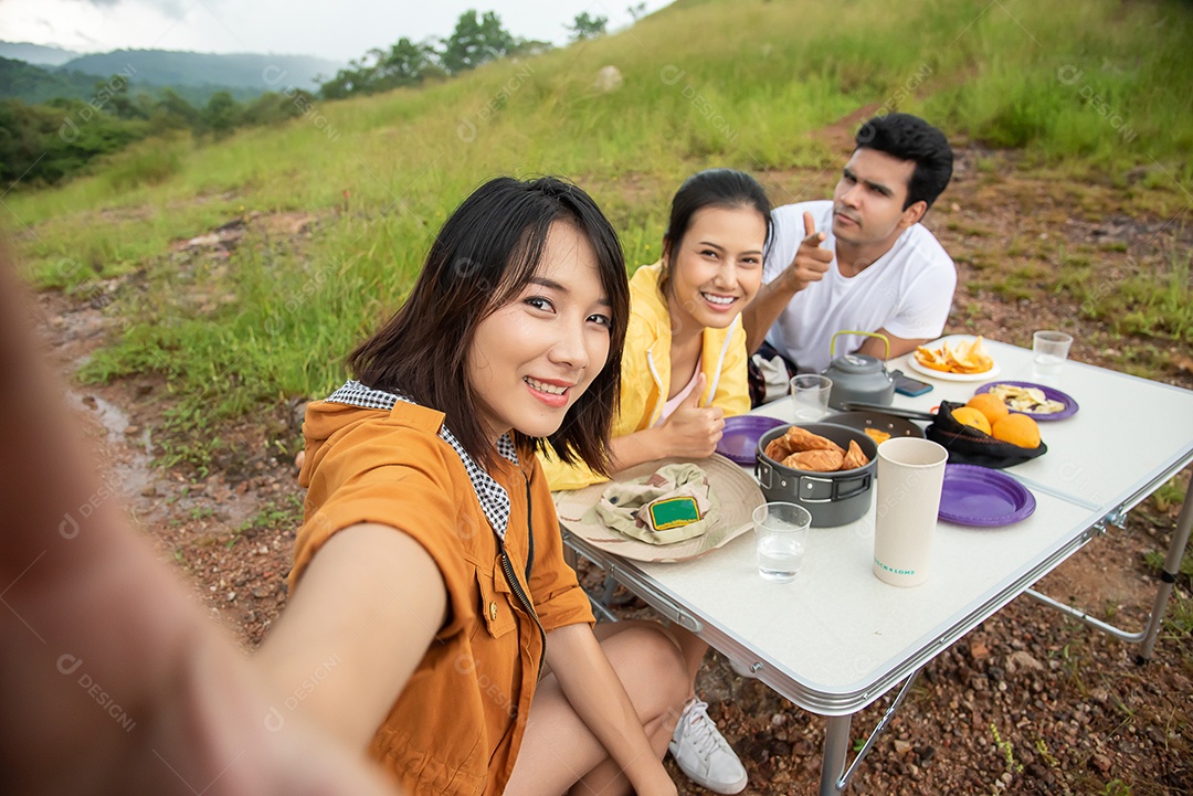 Grupo de amigos homens e mulheres fazem um piquenique