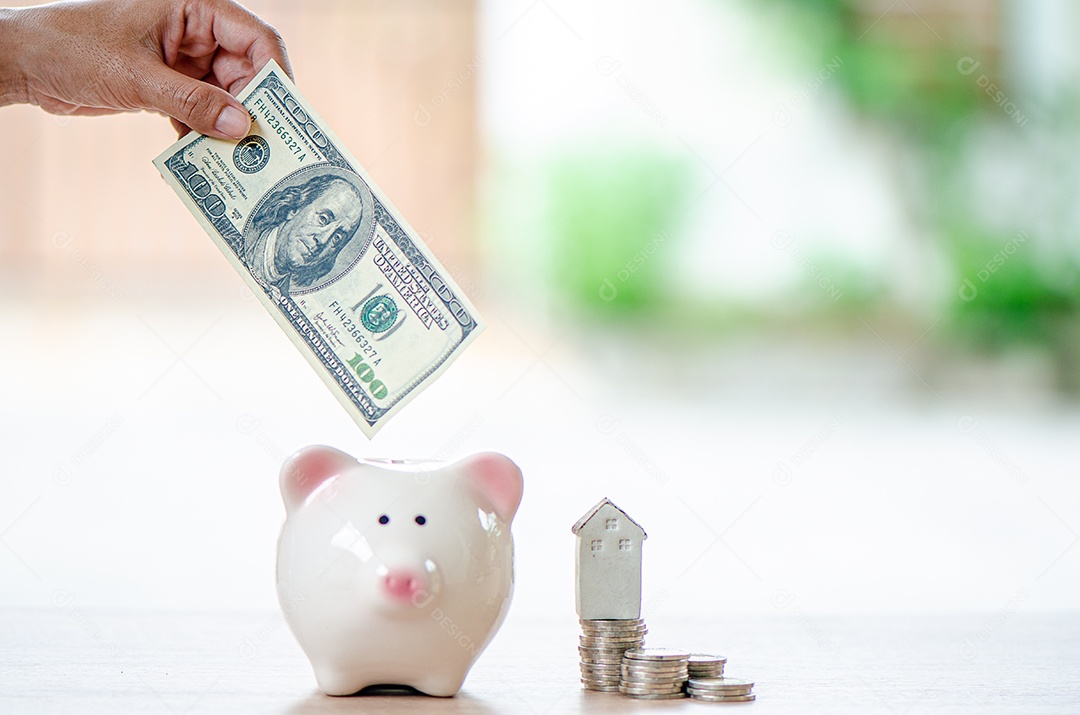 Mão de homem deixa cair nota de banco ou 100 dólares no cofrinho