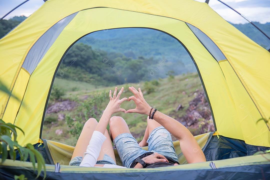 Homem e namorada dormem na barraca mostram símbolo coração