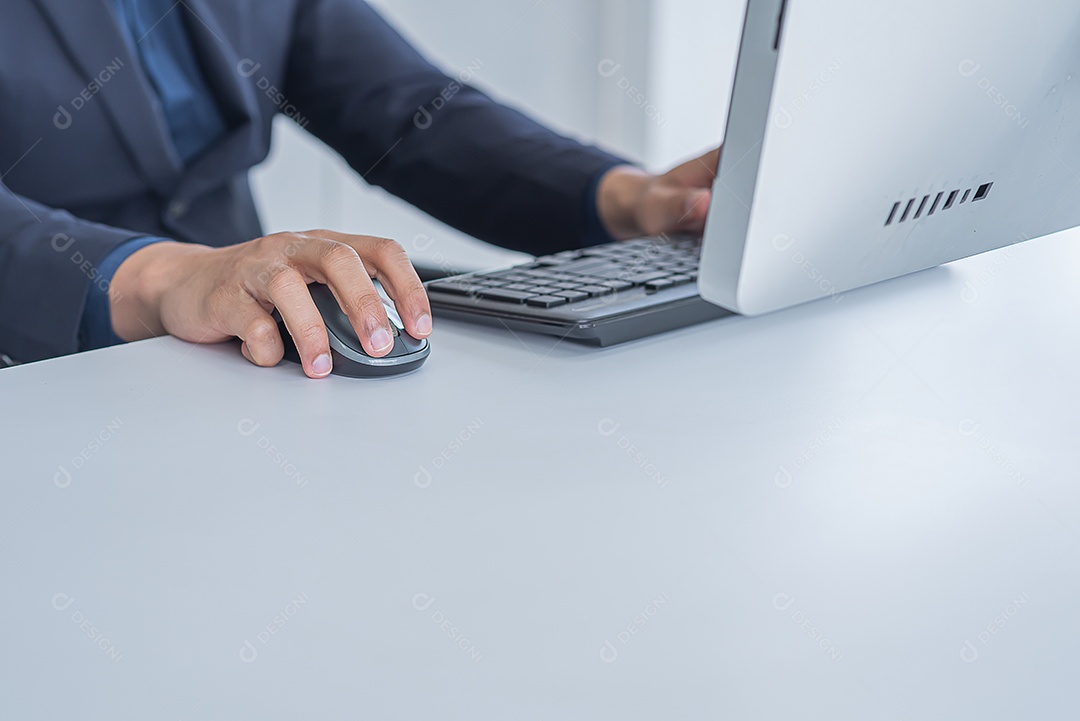 Homem vestindo um terno usando um computador