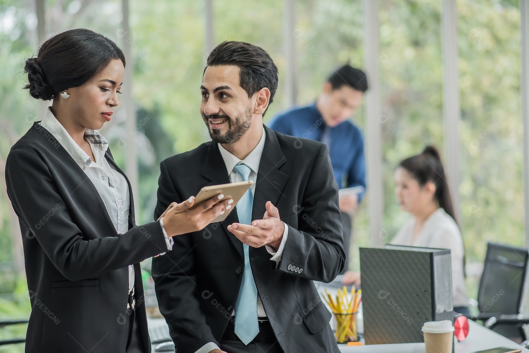 Secretária apresenta tablet mostrando agenda de compromissos