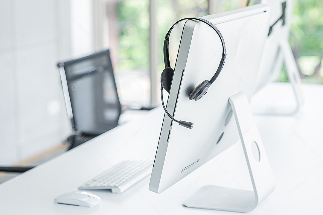 Equipamento de escritório, computador com fones de ouvido e uma cadeira