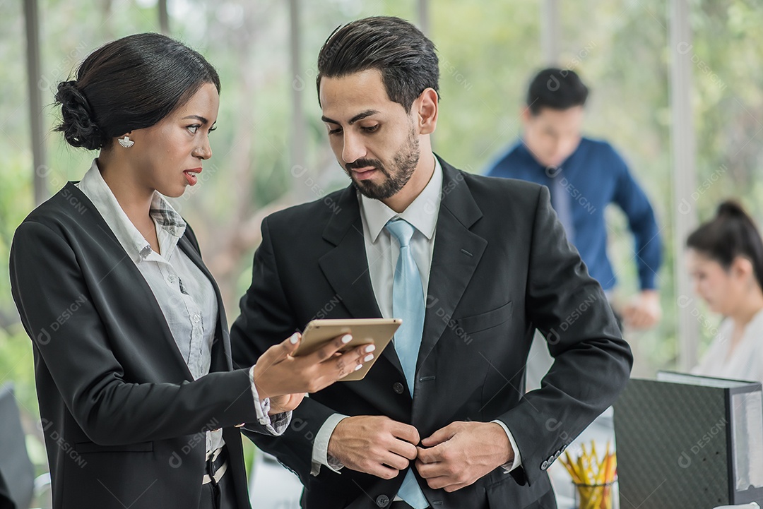 Secretária apresenta tablet mostrando agenda de compromissos