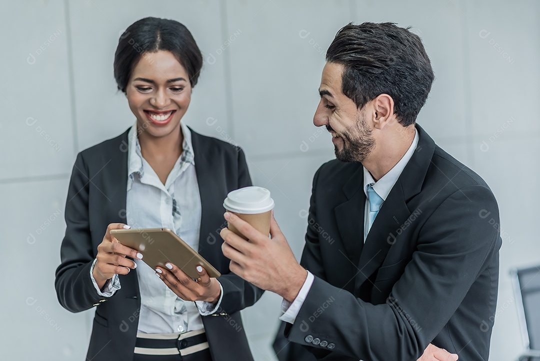 Secretária apresenta tablet mostrando agenda de compromissos