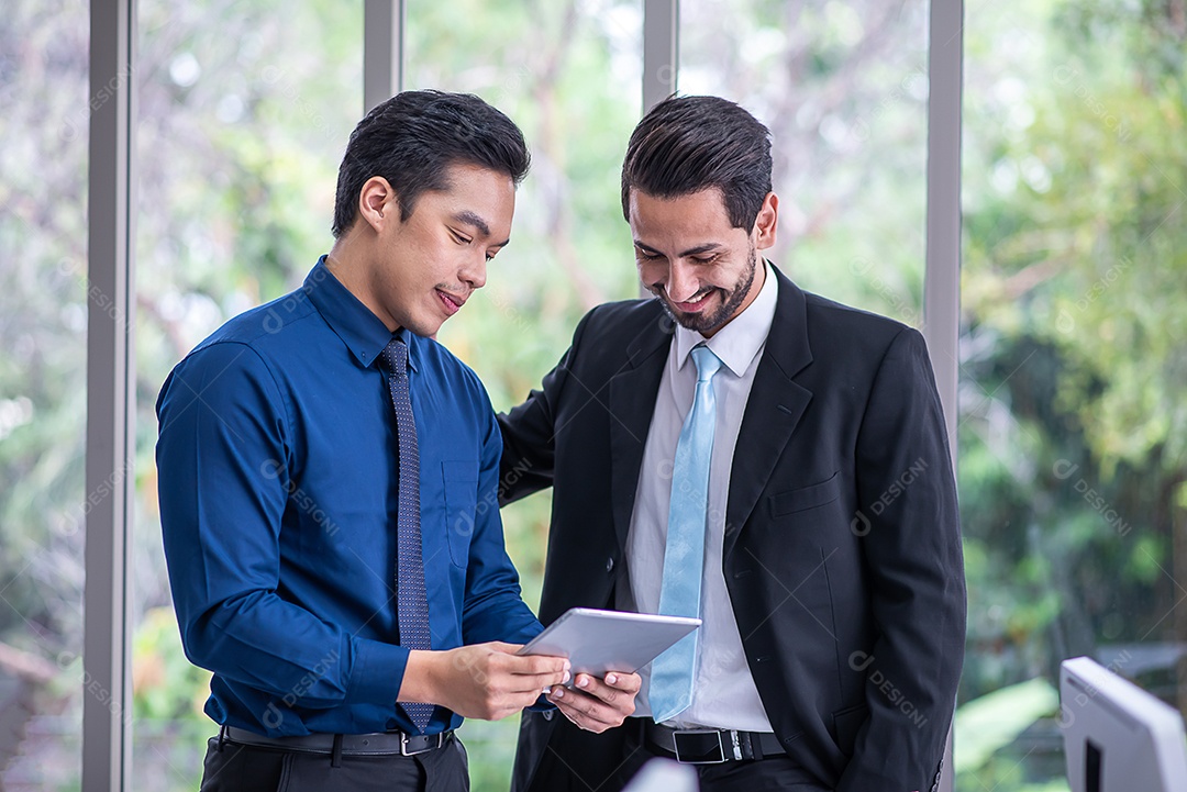 Equipe apresenta tablet mostrando e-mail ou progresso do trabalho para o gerente