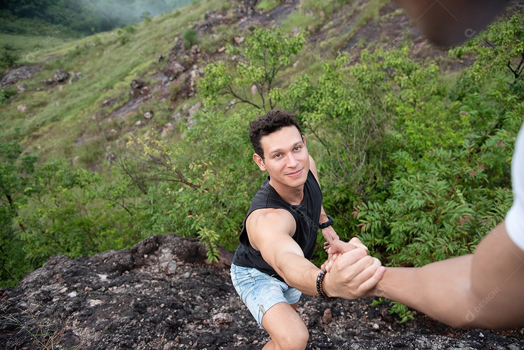 Dois deles estenderam a mão para ajudar um ao outro no caminho