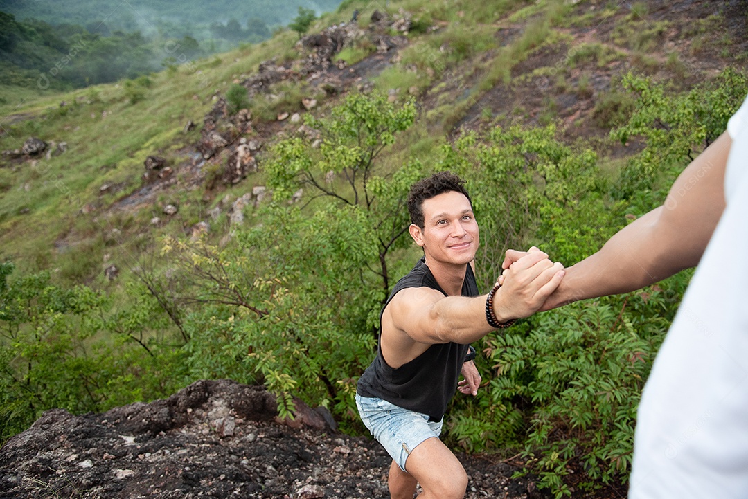 Dois deles estenderam a mão para ajudar um ao outro no caminho