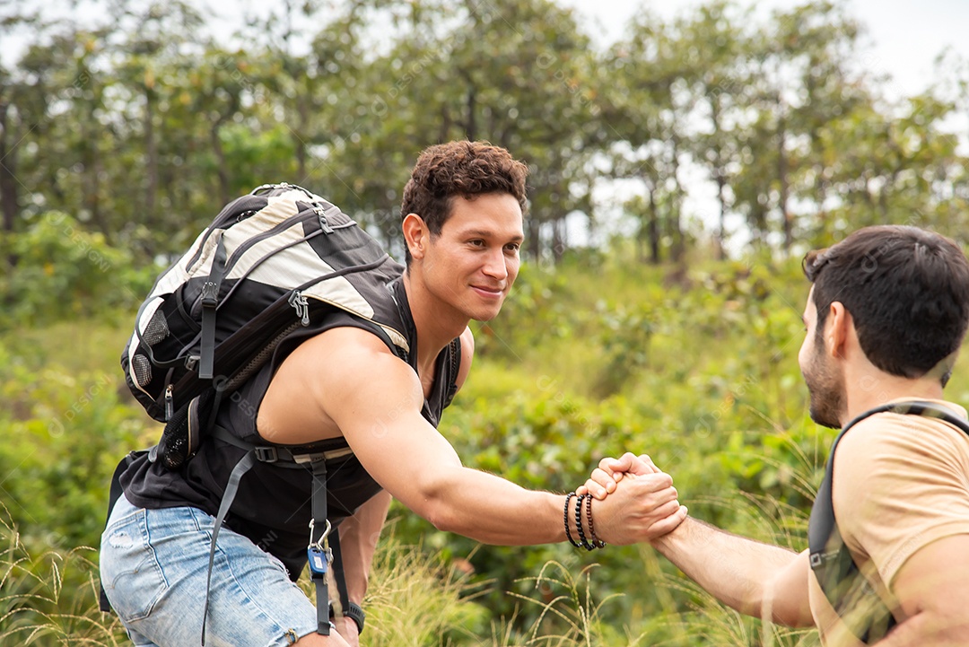 Dois deles estenderam a mão para ajudar um ao outro no caminho
