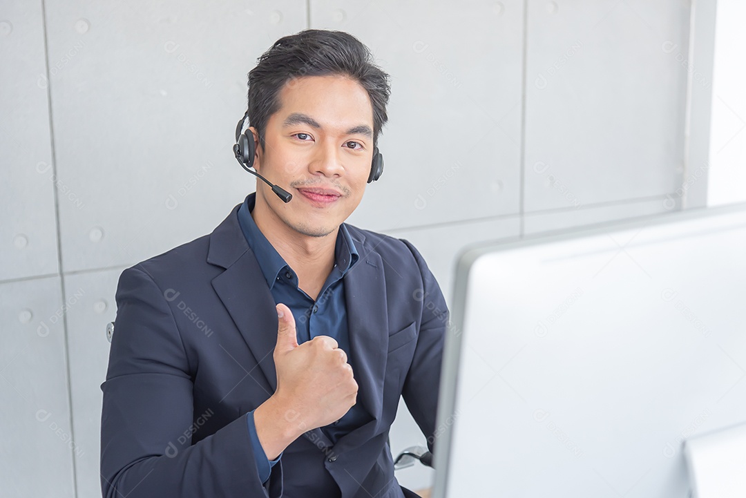 Jovem asiático usa terno trabalhando recebendo chamada usar fone de ouvido