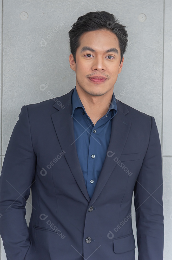 Jovem asiático vestindo terno para trabalhar, trabalhador de escritório