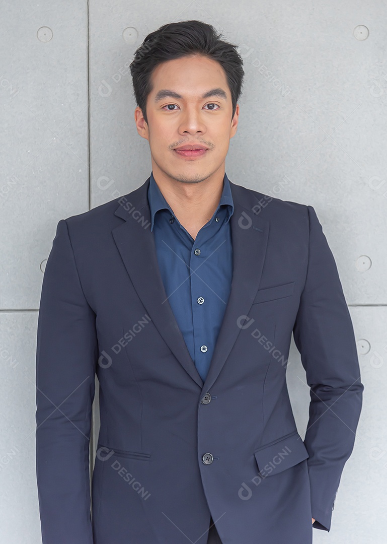 Jovem asiático vestindo terno para trabalhar, trabalhador de escritório