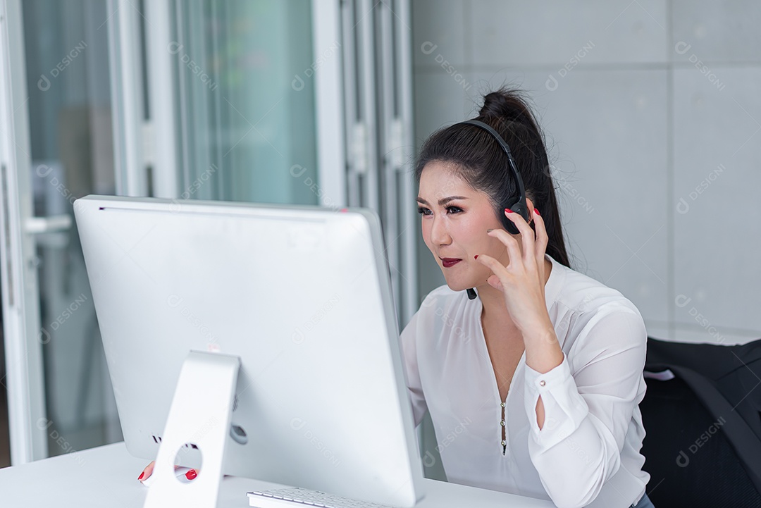 Jovem mulher asiática trabalhando recebendo chamada usar fone de ouvido