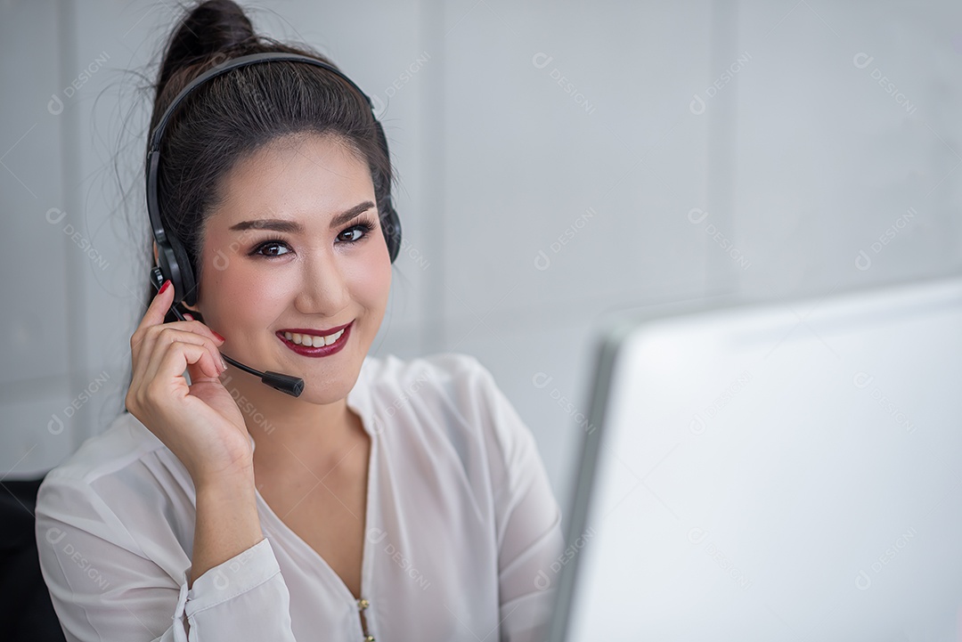 Jovem mulher asiática trabalhando recebendo chamada usar fone de ouvido