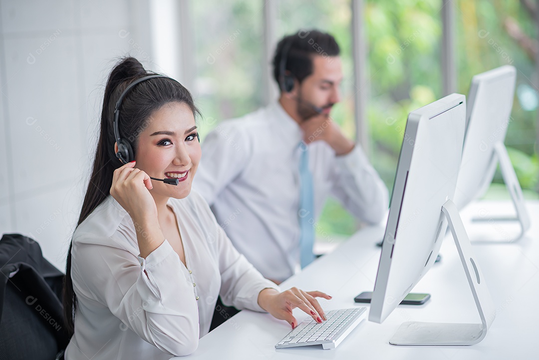 Jovem mulher asiática trabalhando recebendo chamada usar fone de ouvido