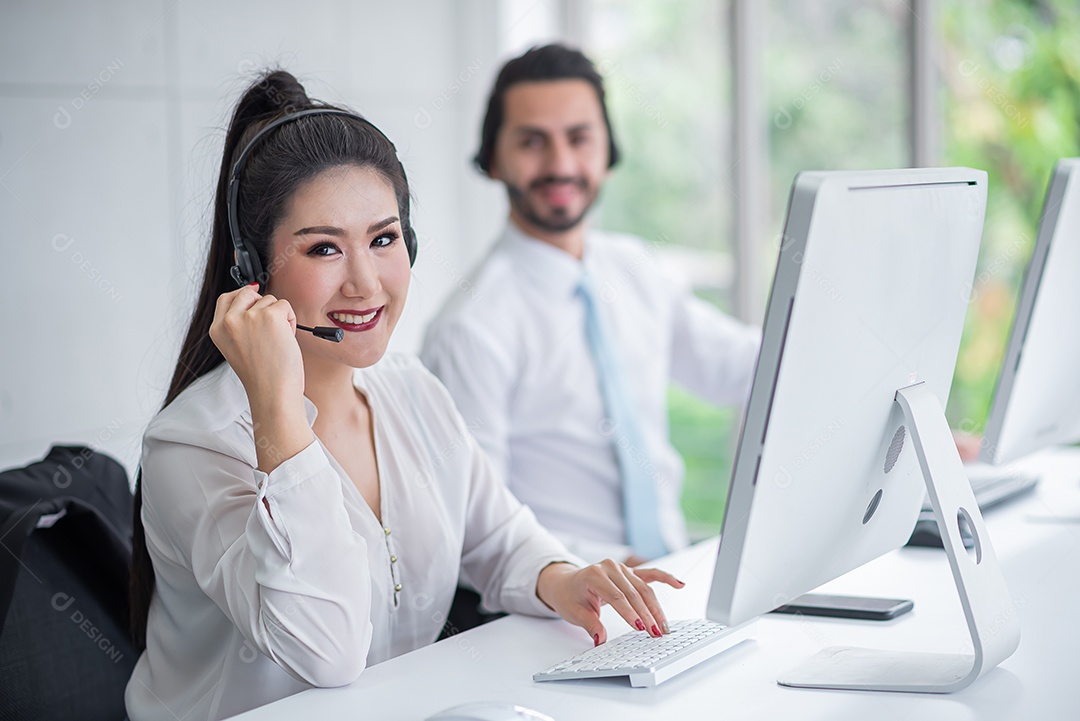 Jovem mulher asiática trabalhando recebendo chamada usar fone de ouvido