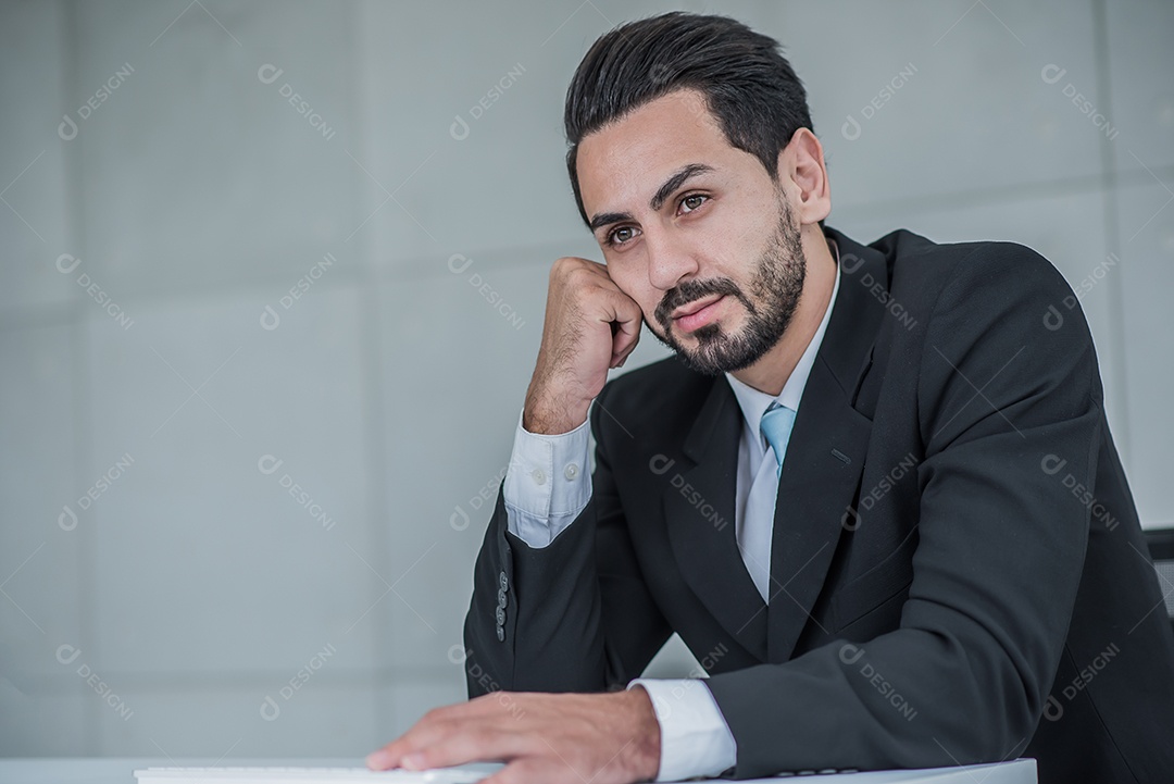 Jovem empresário contemplando e problemas, preocupado