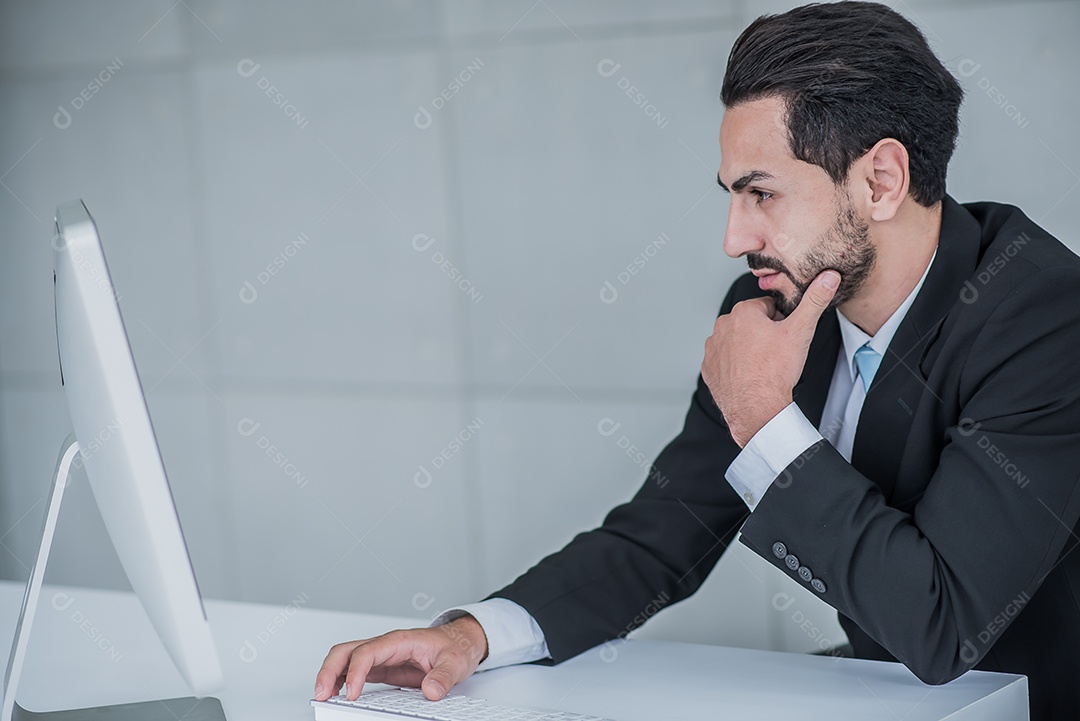 Jovem empresário contemplando e problemas, preocupado
