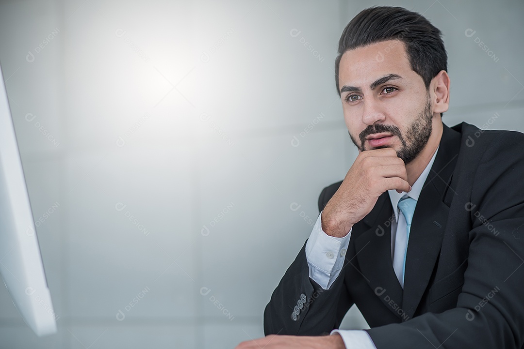 Jovem empresário contemplando e problemas, preocupado