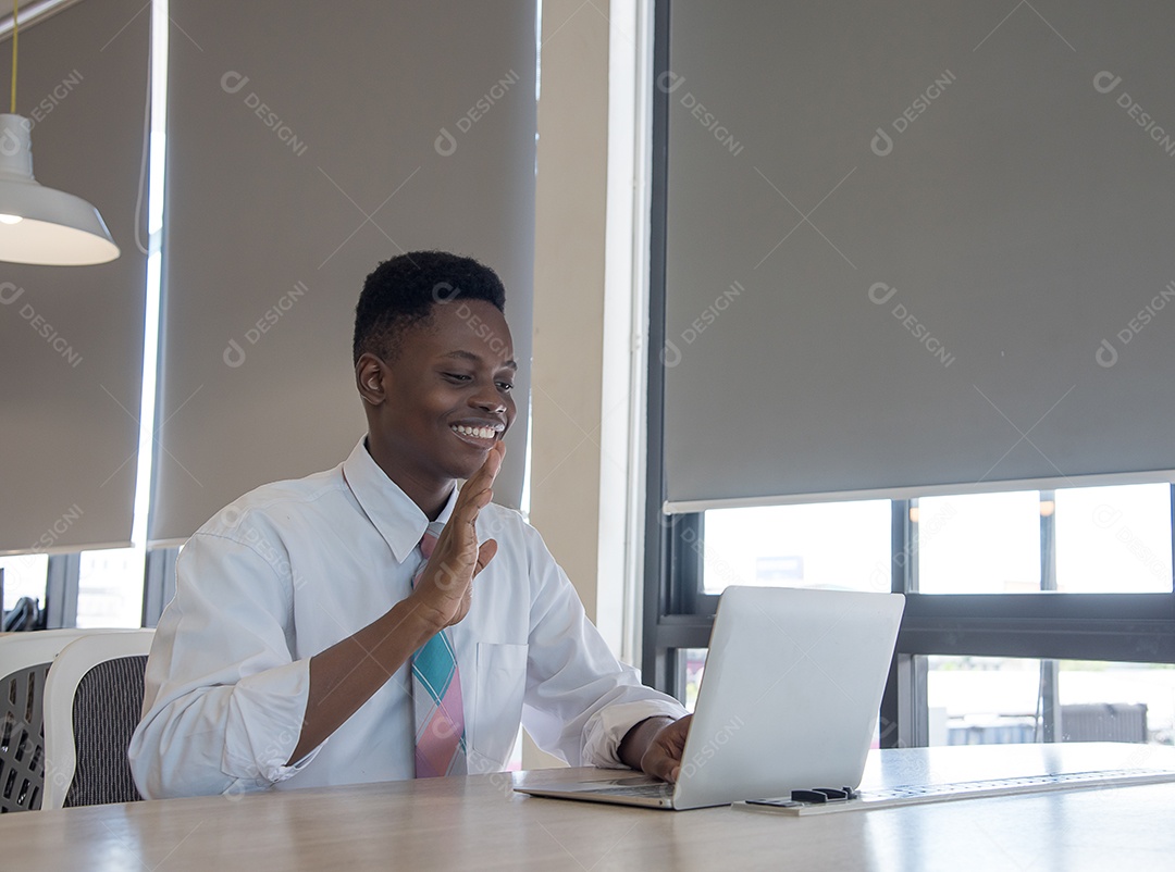 Cara africano oi com seu amigo por notebook sorriso e feliz.