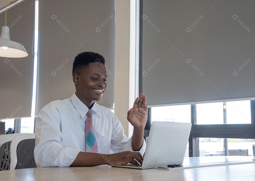 Cara africano oi com seu amigo por notebook sorriso e feliz.