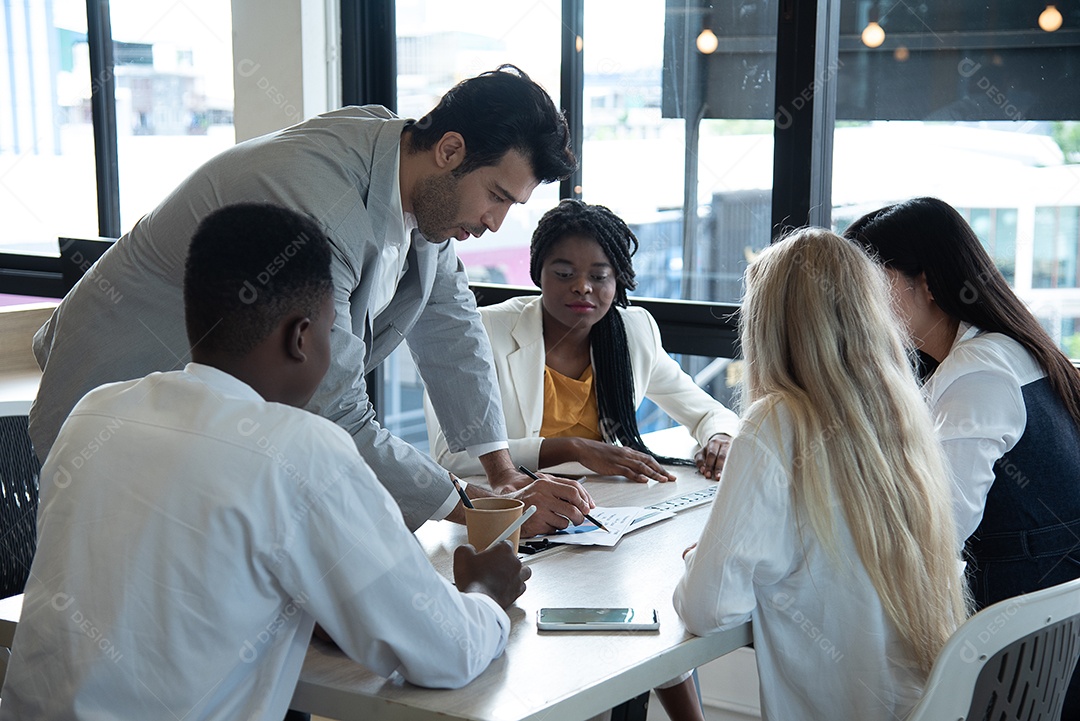 Equipe de estande do chefe explicando os detalhes da reunião no escritório