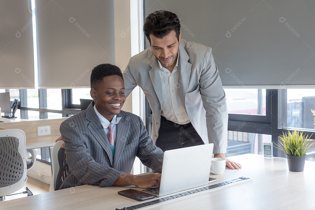 Chefe ensinando subordinados africanos com cuidado