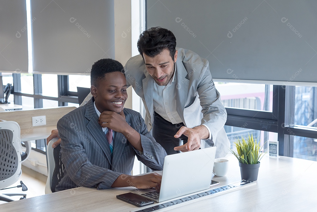 Chefe ensinando subordinados africanos com cuidado