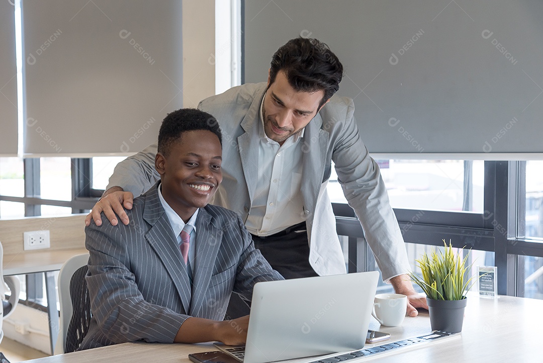 Chefe ensinando subordinados africanos com cuidado