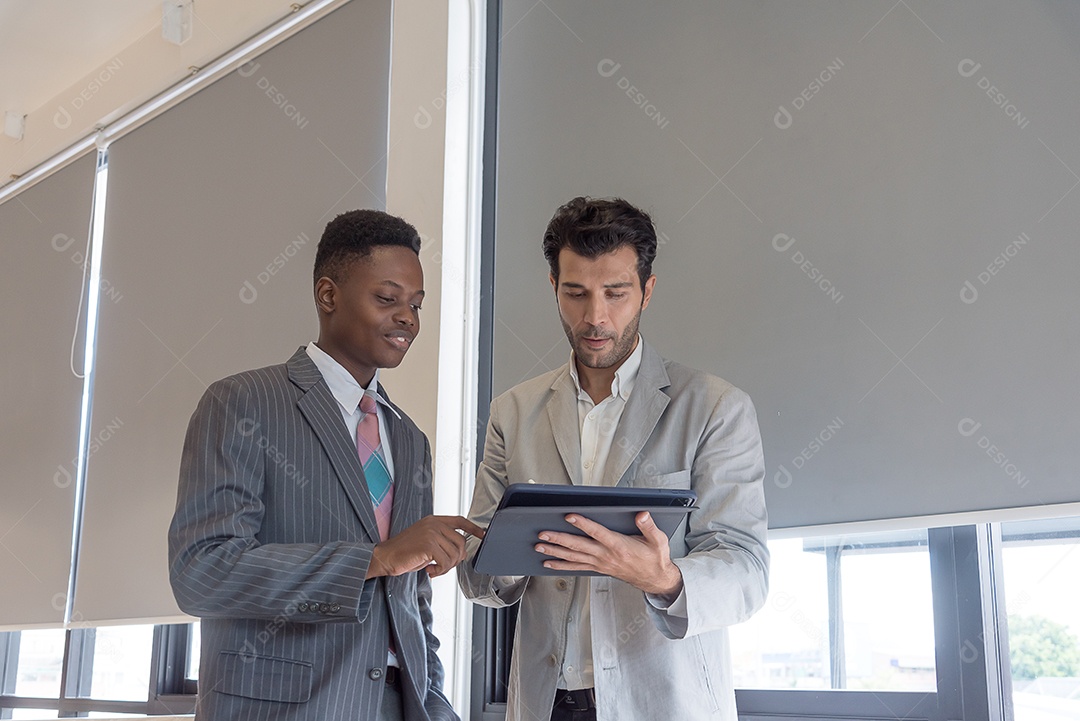 Chefe ensinando subordinados africanos com cuidado por tablet
