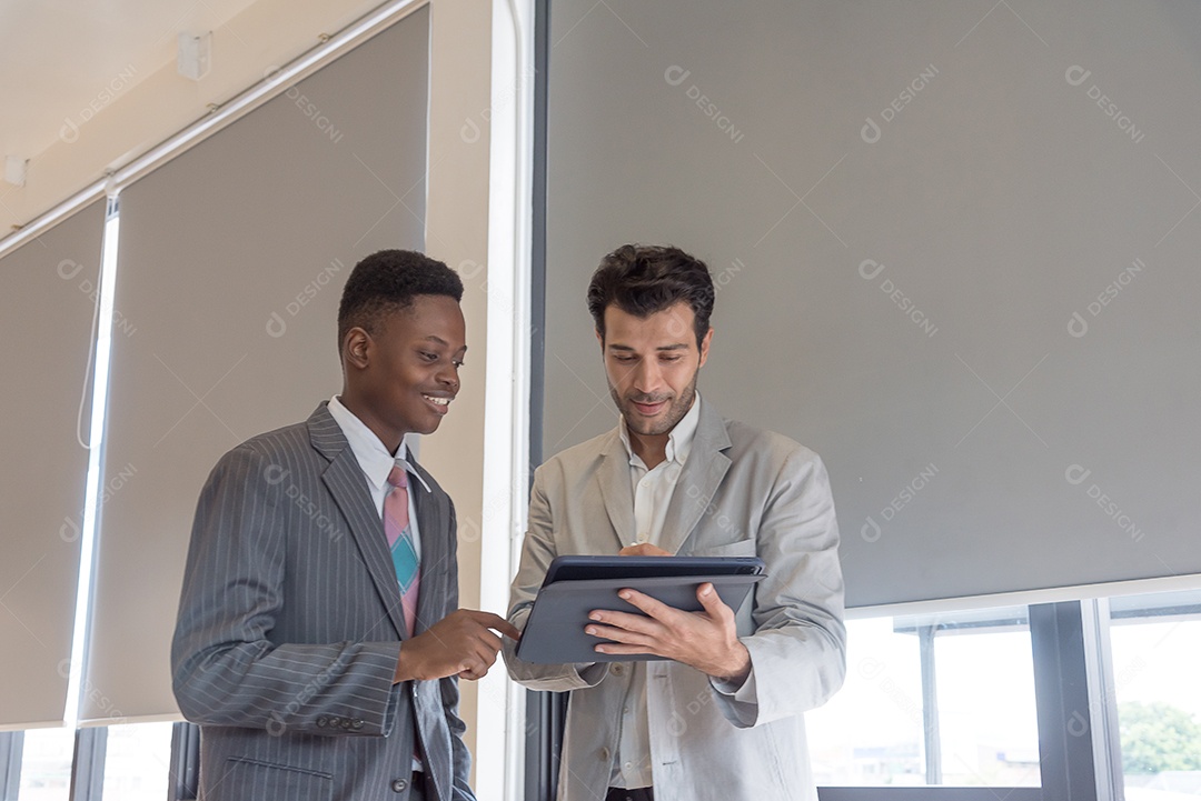 Chefe ensinando subordinados africanos com cuidado por tablet