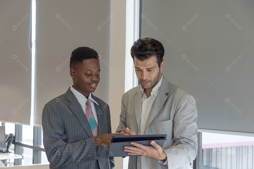 Chefe ensinando subordinados africanos com cuidado por tablet
