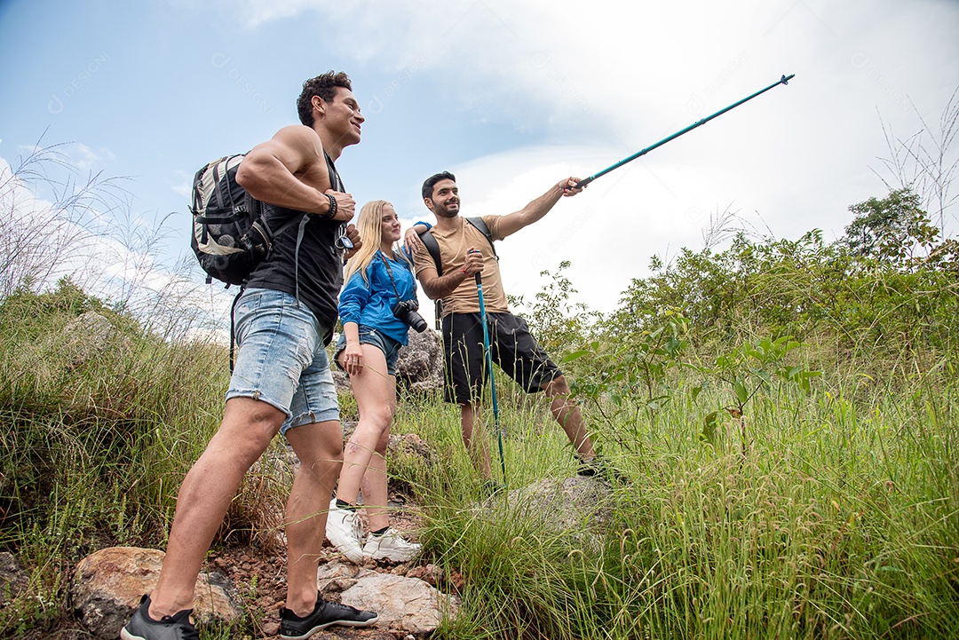 Grupo de amigos carregando bagagem para viajar são felizes