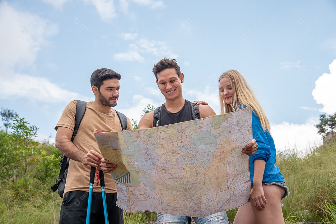 Grupo de amigos espalhar um mapa para viajar