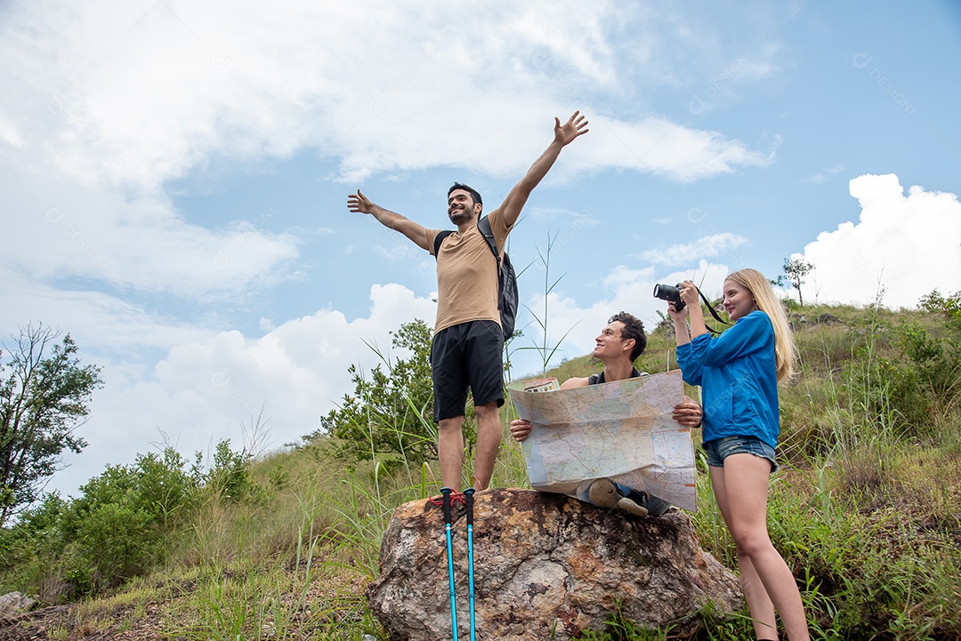 Homem fica em uma pedra e um homem olha para um mapa