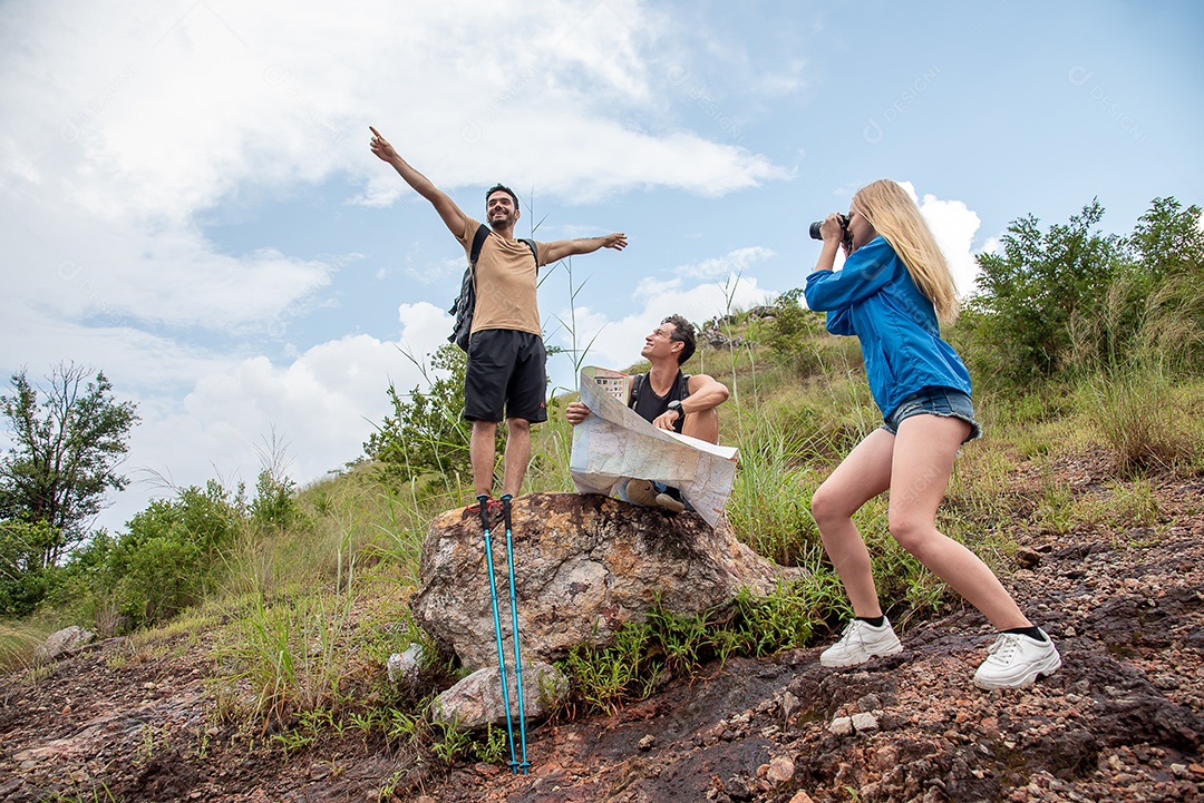 Homem fica em uma pedra e um homem olha para um mapa