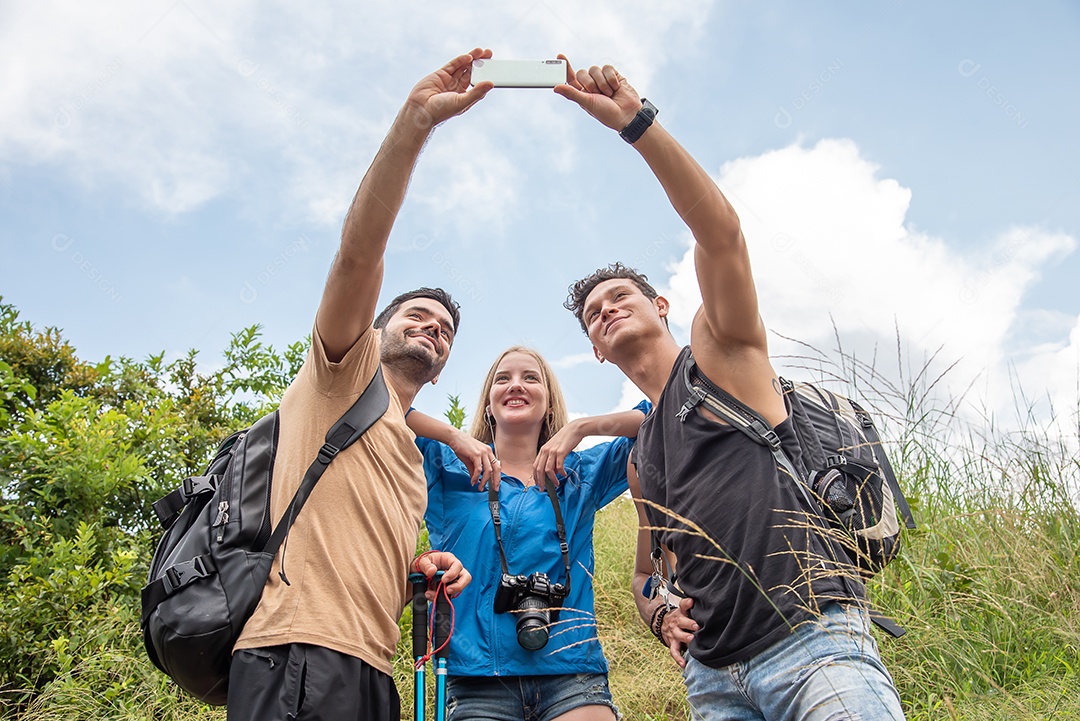 Homem tirando selfie com minha amiga durante um trekking