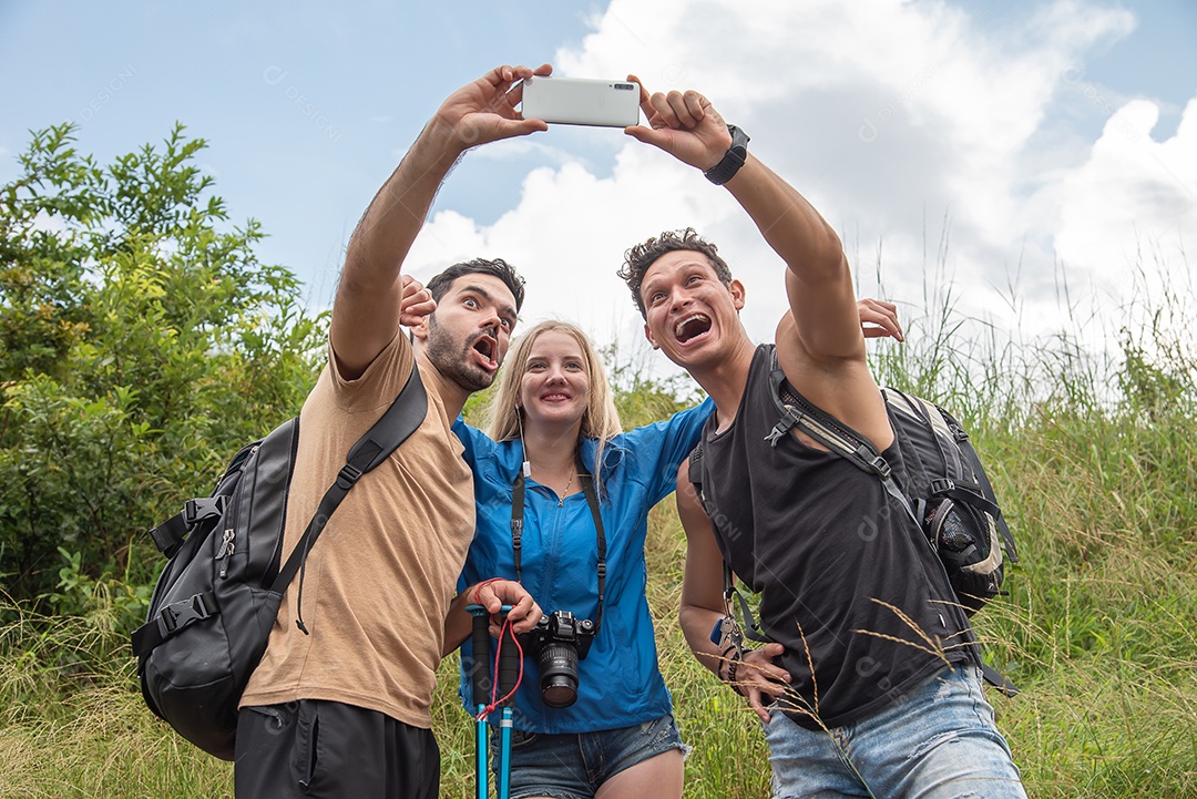 Homem tirando selfie com minha amiga durante um trekking
