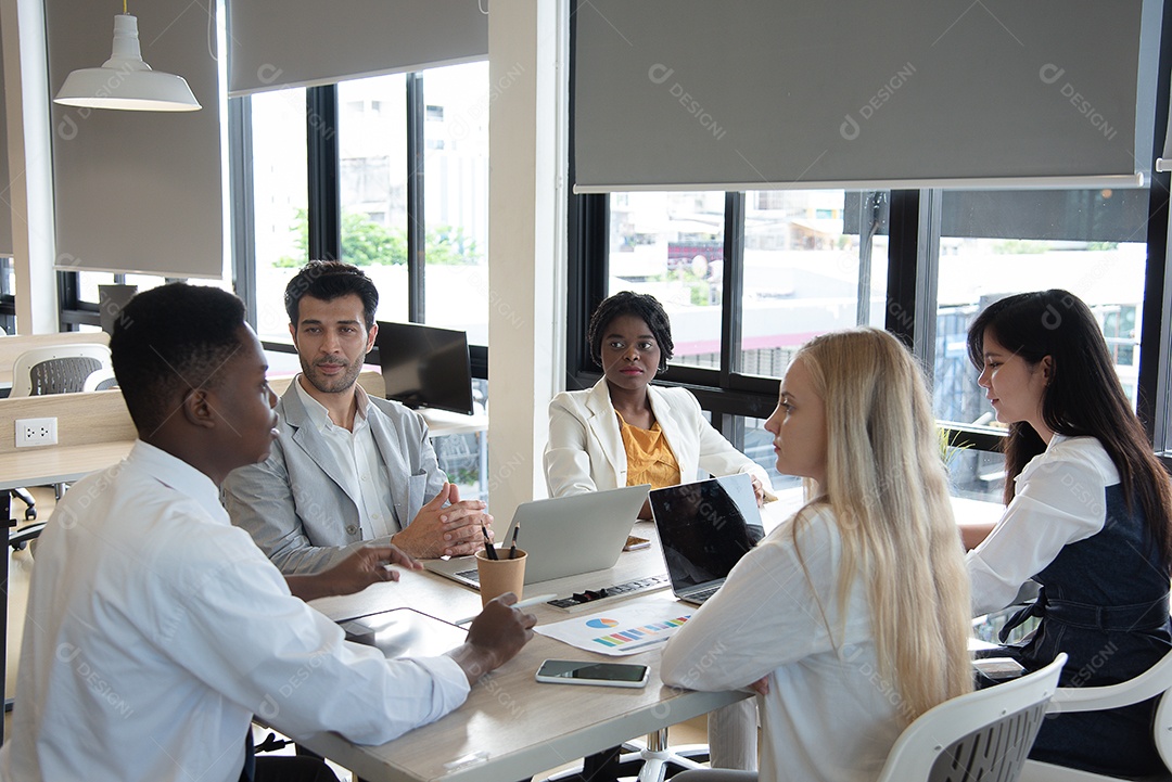 Supervisor senta e escuta a equipe explicando os detalhes